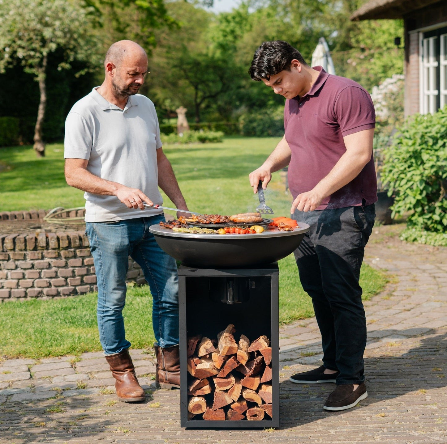 BBQ Plancha Grill Amigo - With cover and wood storage Ø67cm