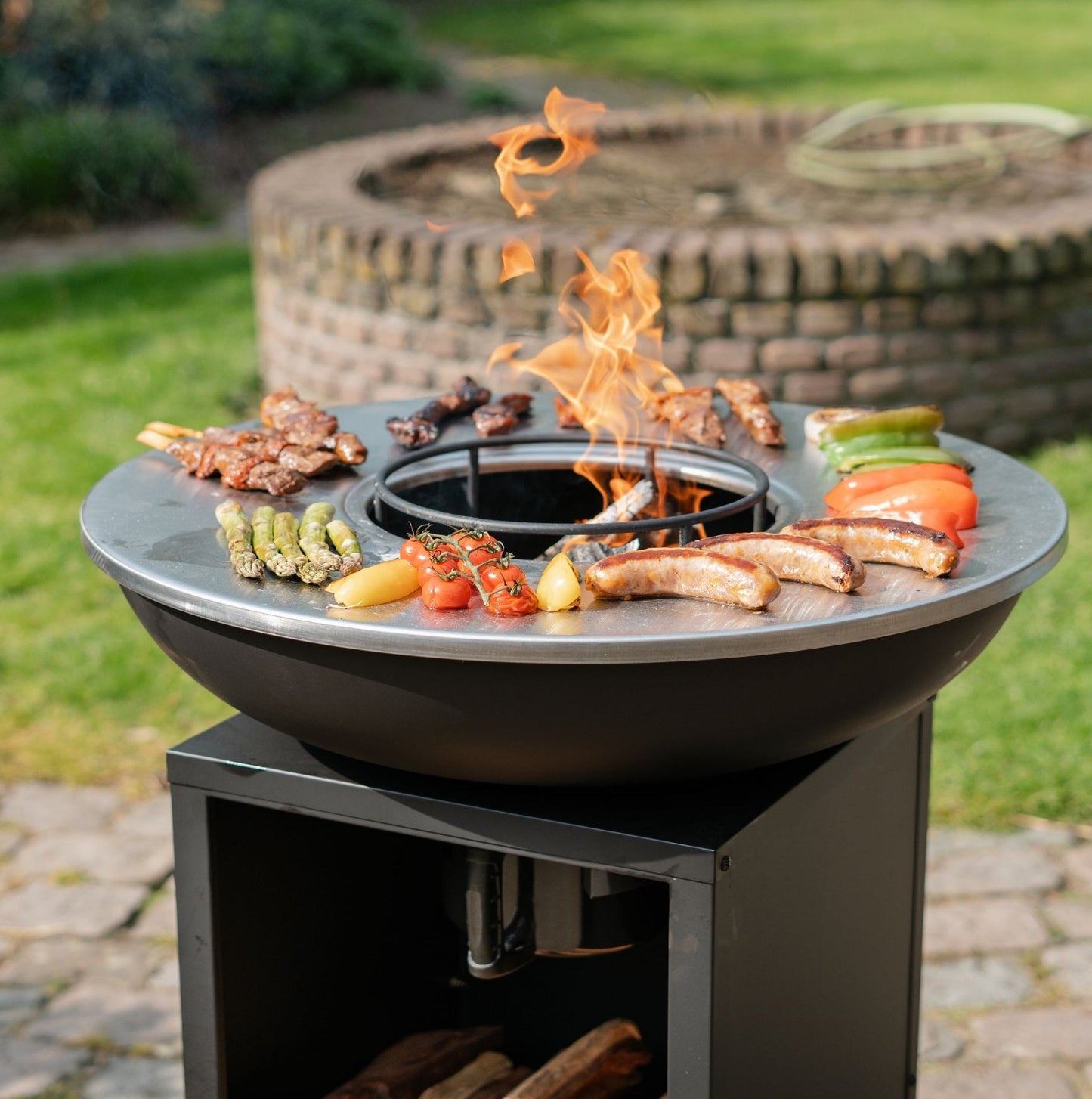 BBQ Plancha Grill Amigo - With cover and wood storage Ø67cm