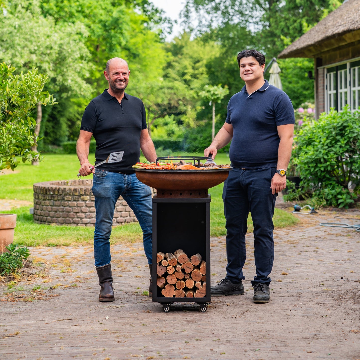 BBQ Plancha Grill Corten steel Blackline 8mm Camarada 2.0 - With poker and wood storage Ø70cm