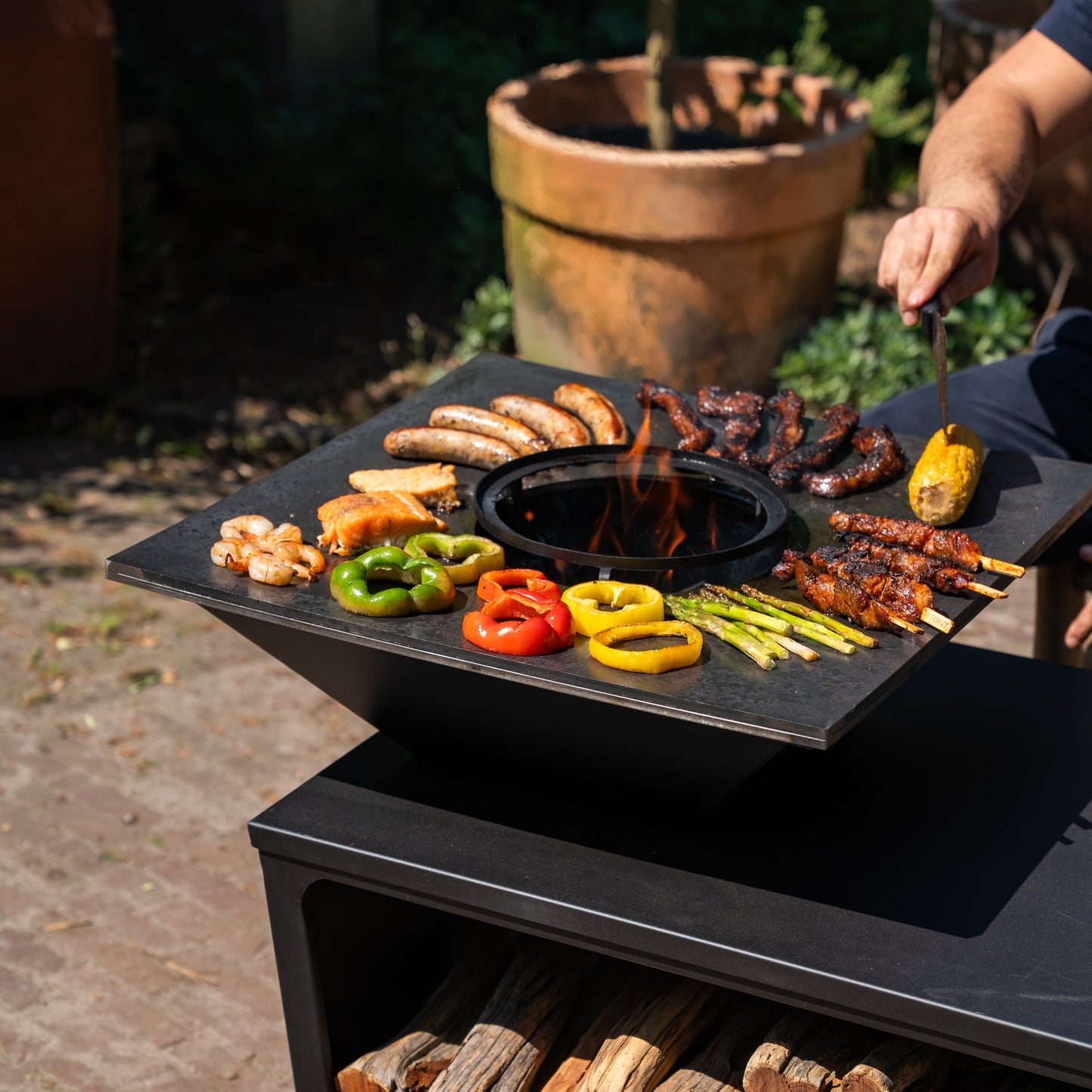 BBQ Plancha Grill Compañía - with cover and wood storage 60Ø - With cutting board