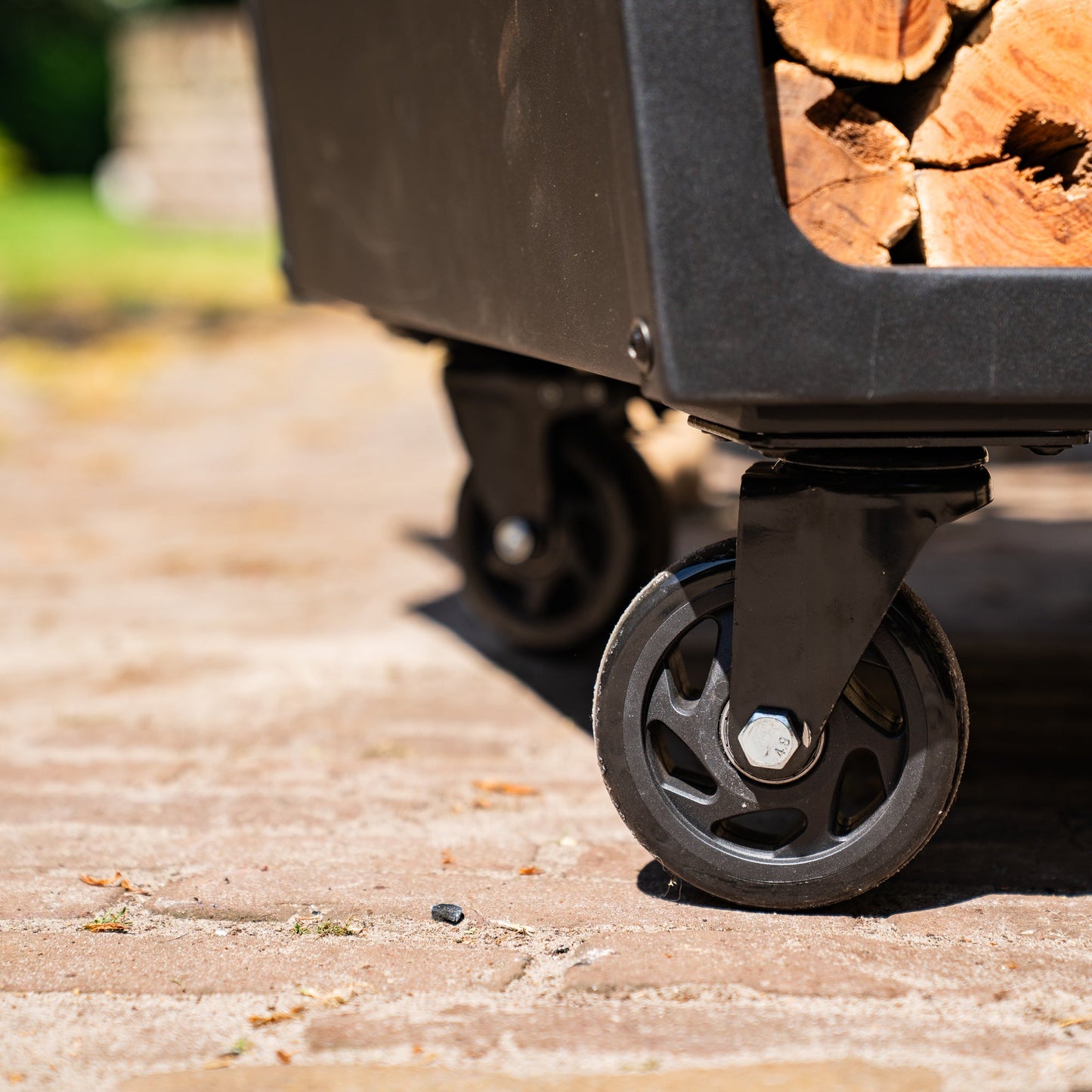 BBQ Plancha Grill Compañía - with cover and wood storage 60Ø - With cutting board