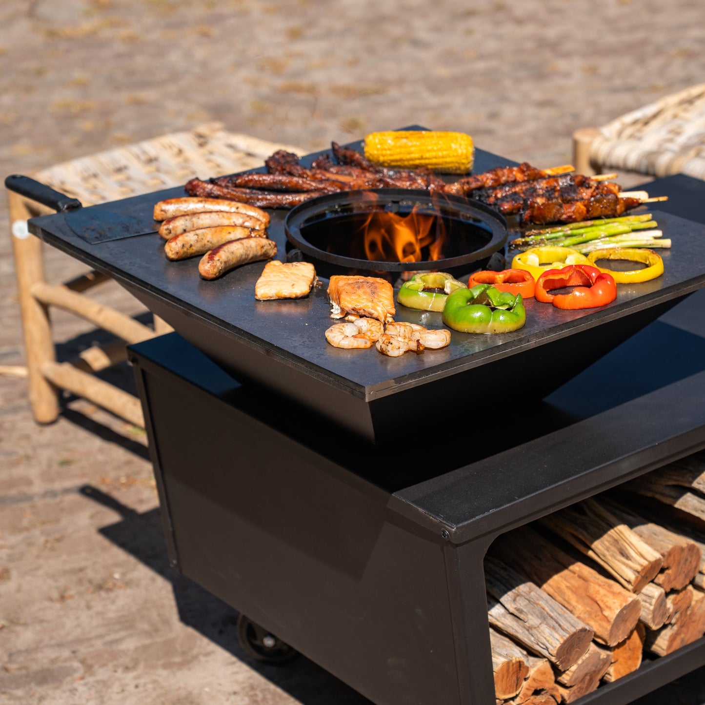 BBQ Plancha Grill Compañía - with cover and wood storage 60Ø - With cutting board