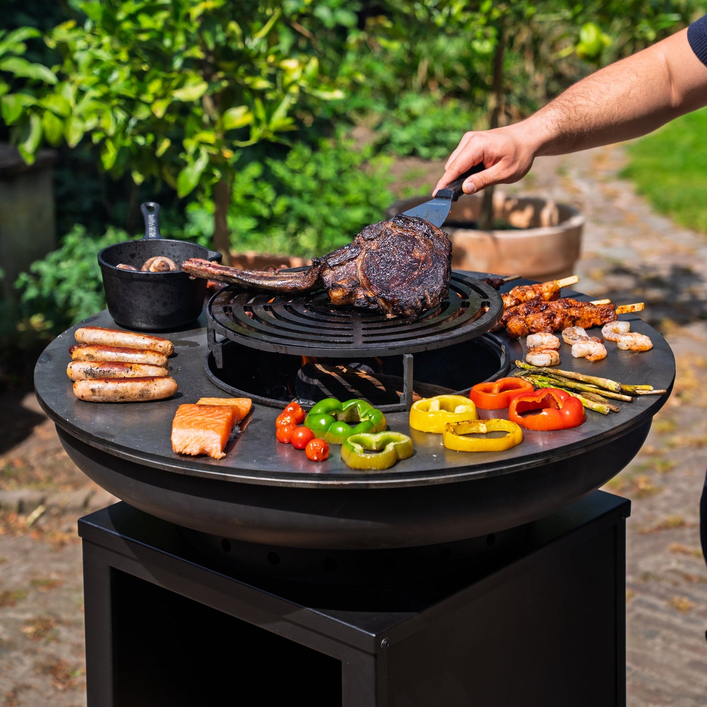 BBQ Plancha Grill Hermano XXL Blackline - With poker and wood storage Ø80cm 8mm