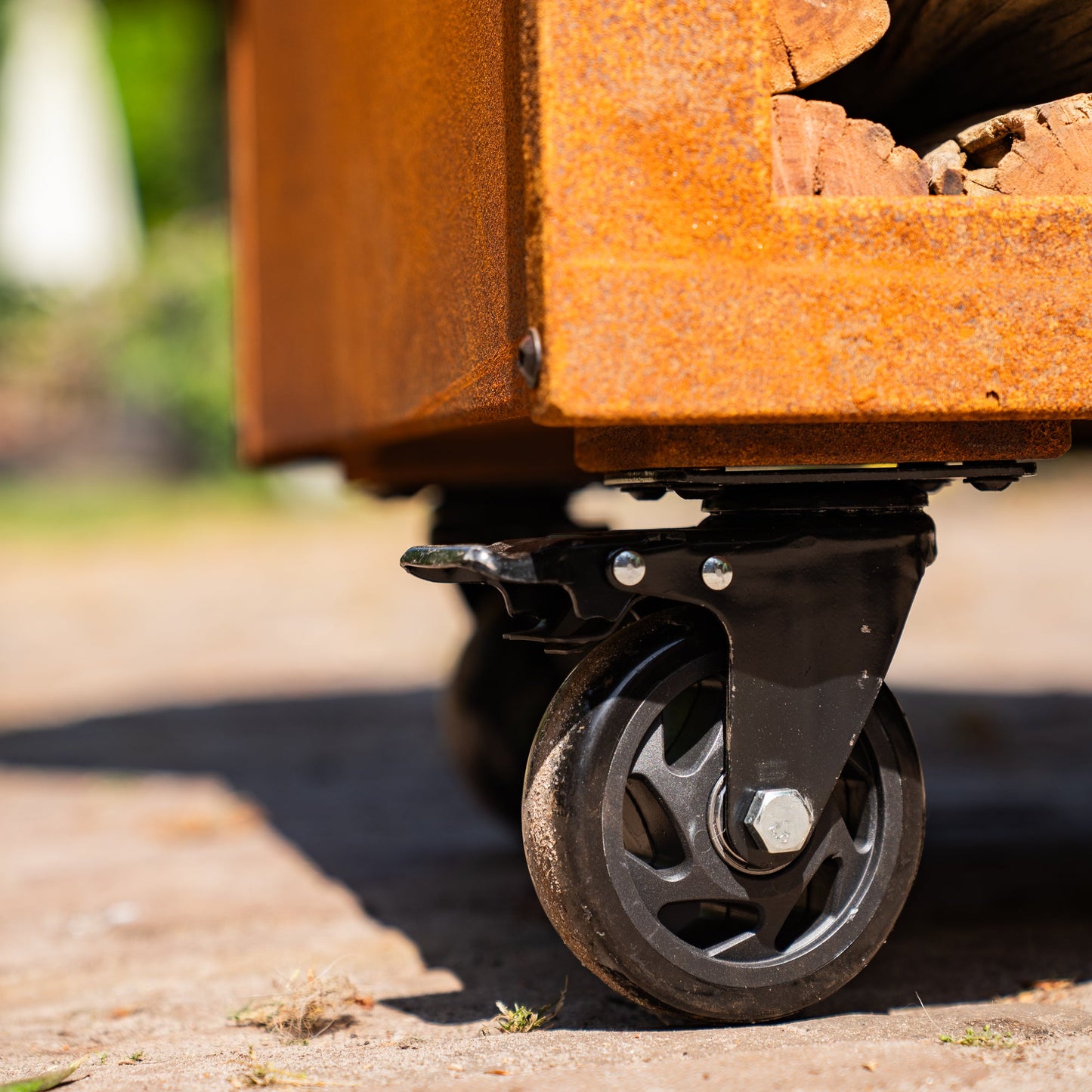 BBQ Plancha Grill Hermano XXL Blackline Corten steel - With poker and wood storage Ø80cm 8mm