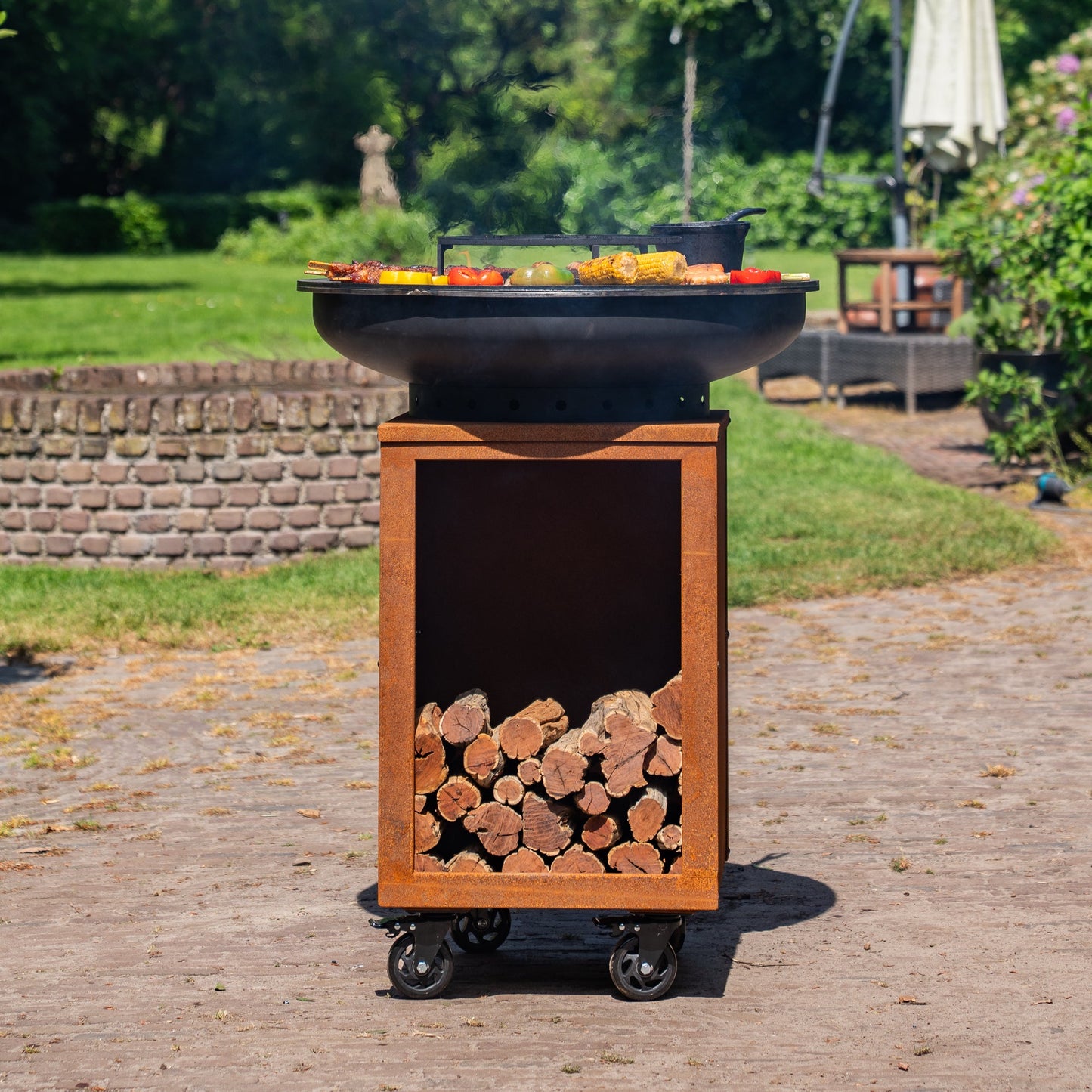 BBQ Plancha Grill Hermano XXL Blackline Corten steel - With poker and wood storage Ø80cm 8mm