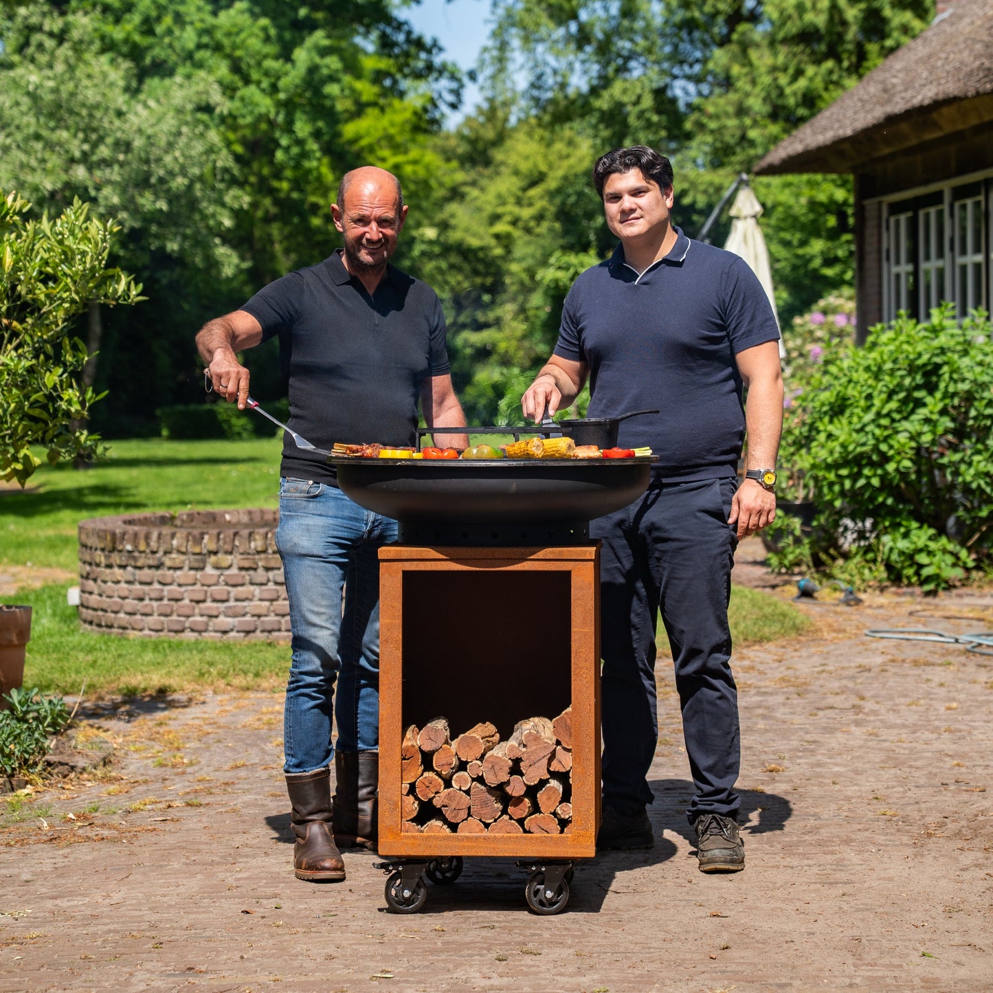 BBQ Plancha Grill Hermano XXL Blackline Corten steel - With poker and wood storage Ø80cm 8mm