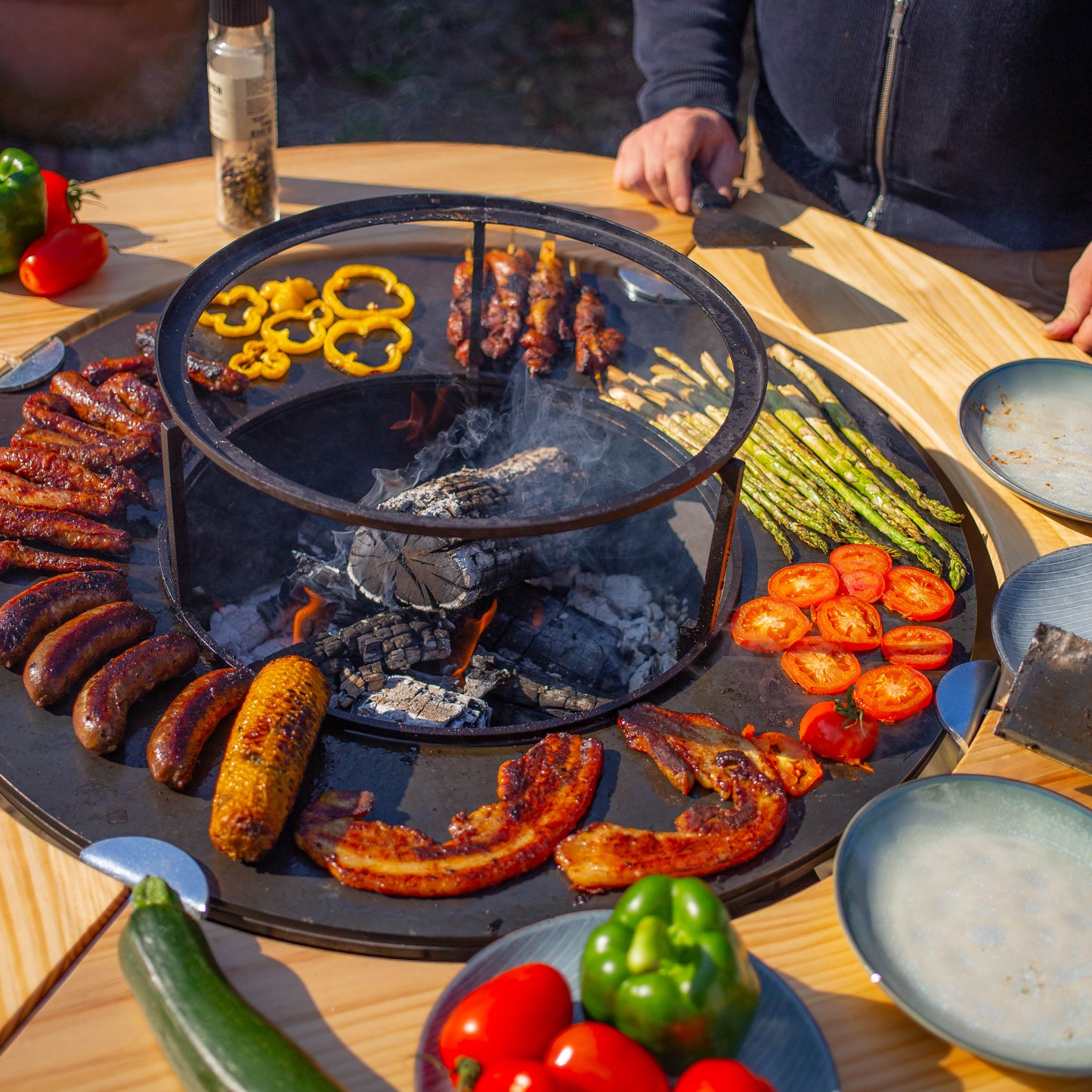 BBQ Plancha Grill Maestro Ø70cm Blackline - With Wooden Ring Mesa