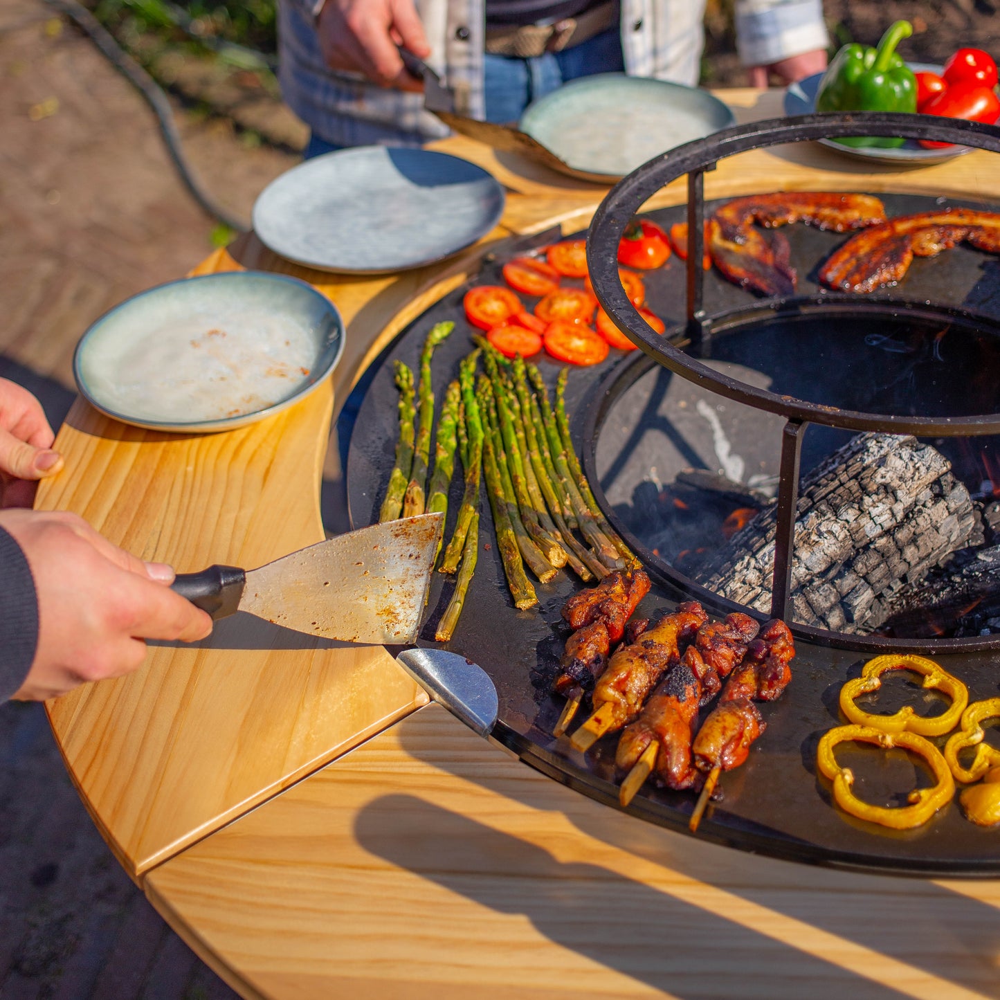 BBQ Plancha Grill Maestro Ø70cm Blackline - With Wooden Ring Mesa