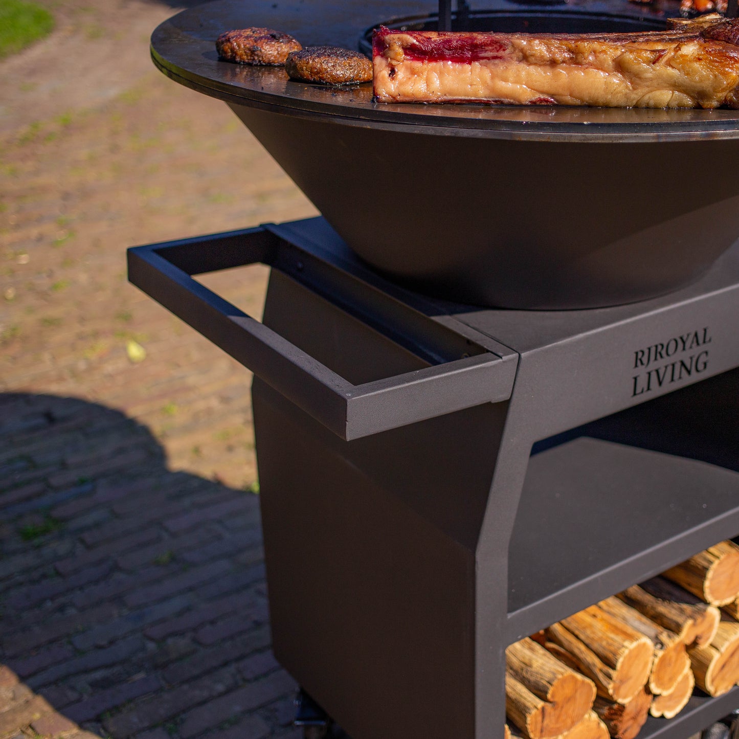 BBQ Plancha Grill Maestro XXL Ø80cm Blackline - With poker and wood storage