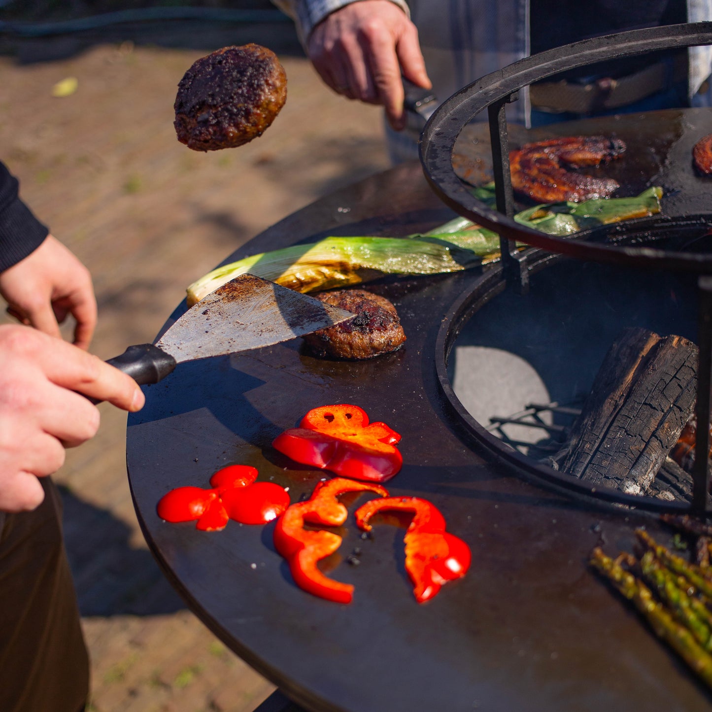 BBQ Plancha Grill Maestro XXL Ø80cm Blackline - With poker and wood storage
