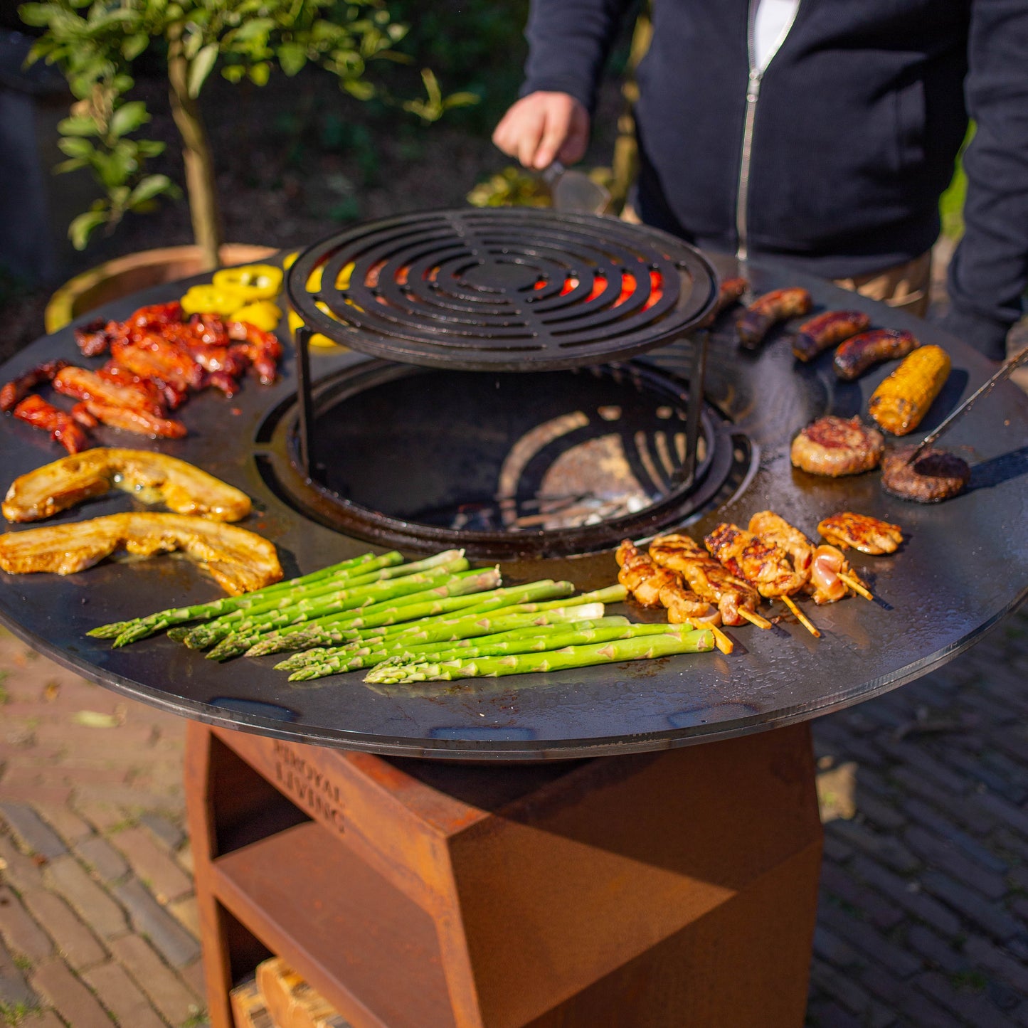 BBQ Plancha Grill Maestro XXXL Ø100cm Cortensteel - With Big Wheels and Woodstorage